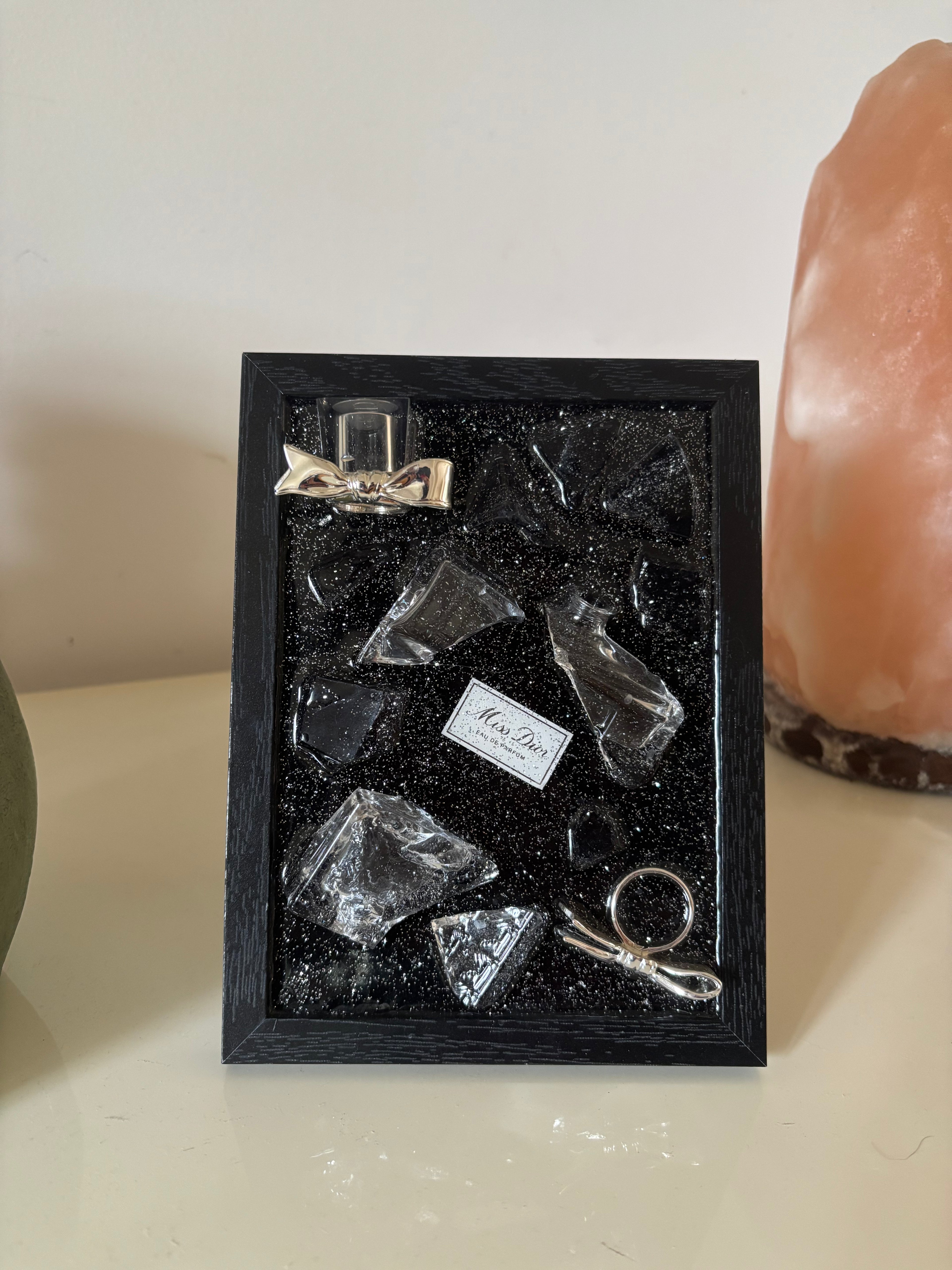 Cadre Dior Miss Dior – pièce unique décorative