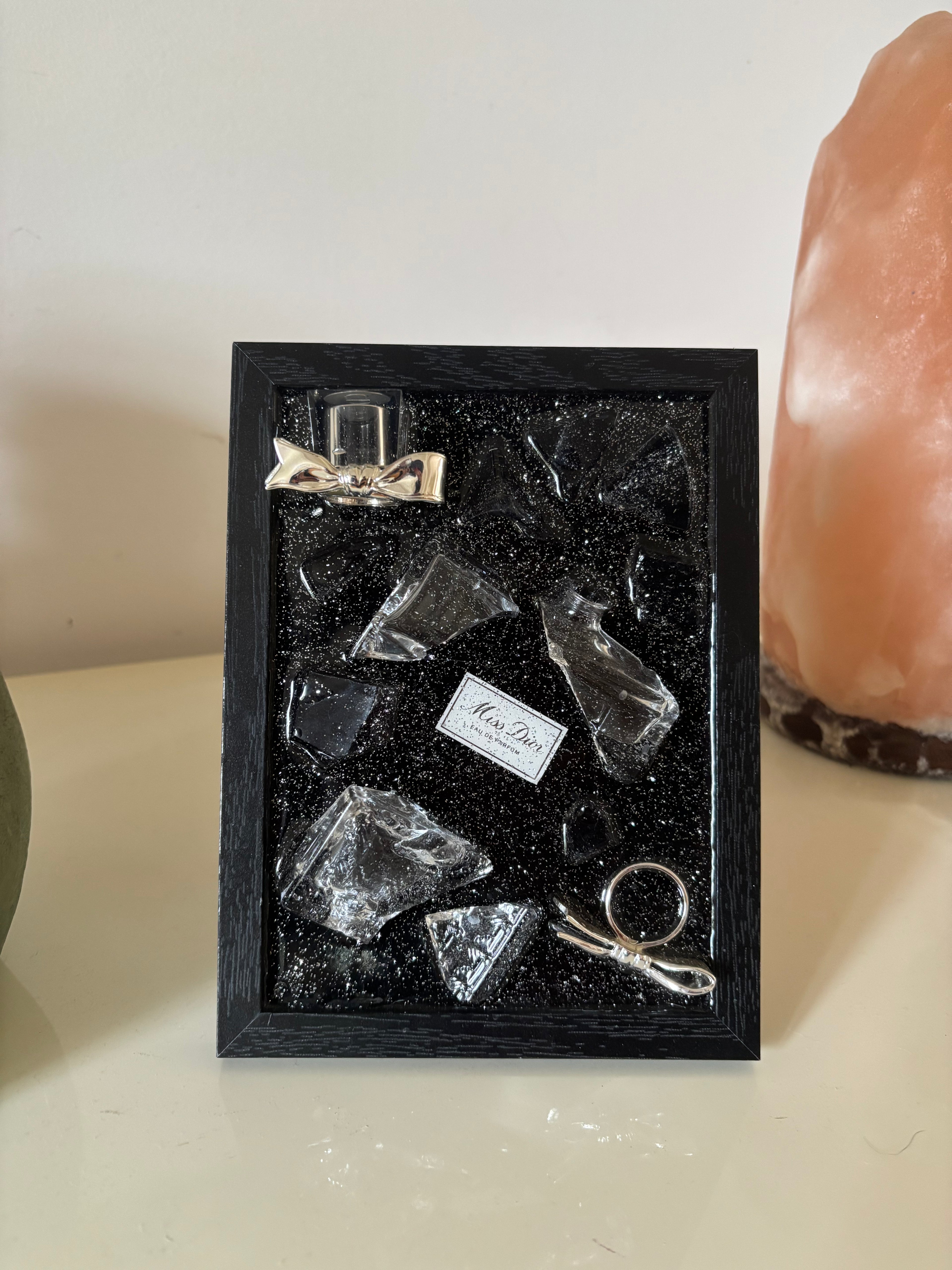 Cadre Dior Miss Dior – pièce unique décorative