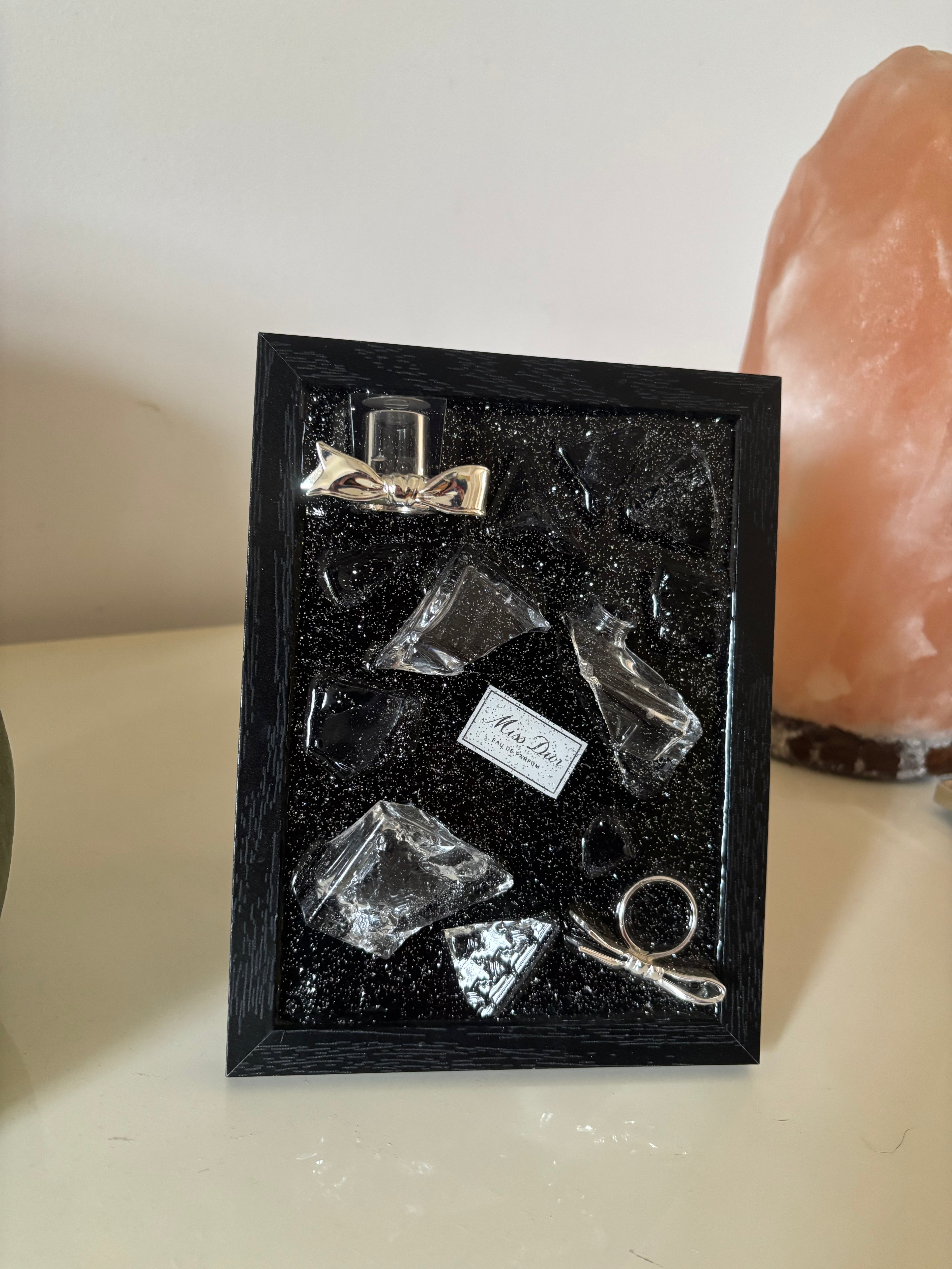 Cadre Dior Miss Dior – pièce unique décorative