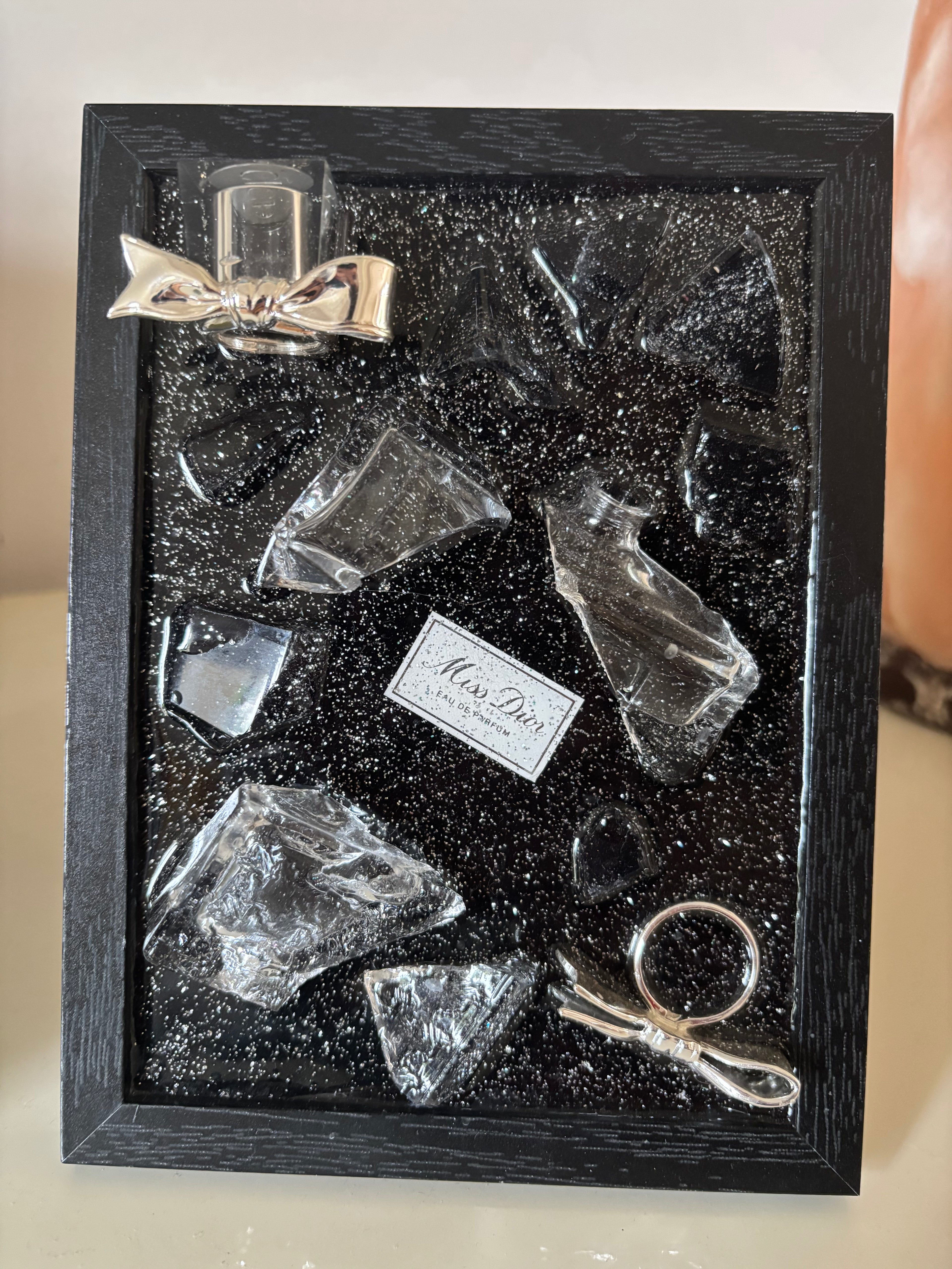 Cadre Dior Miss Dior – pièce unique décorative