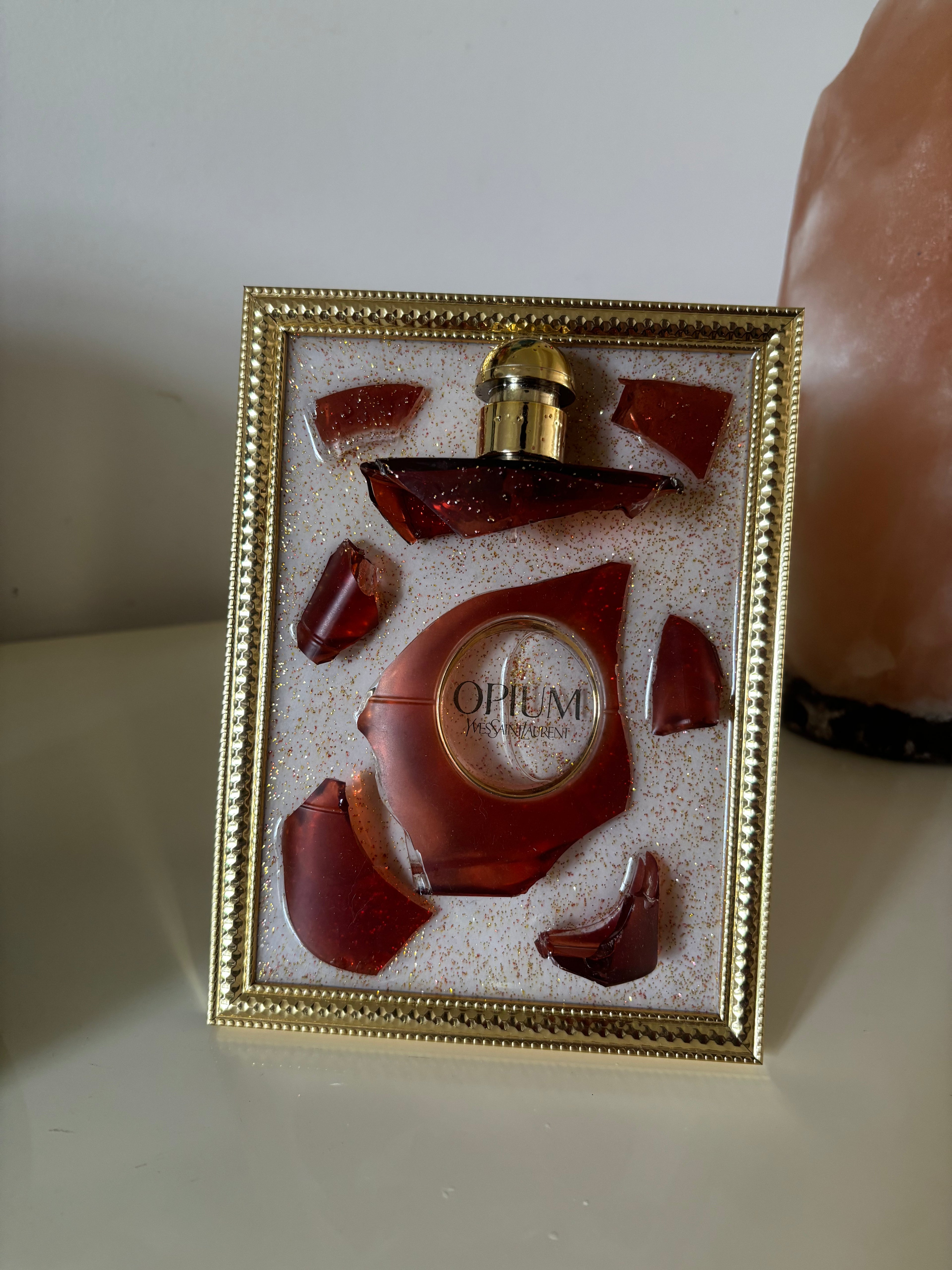 Cadre artistique Yves Saint Laurent Opium – Élégance dorée en résine