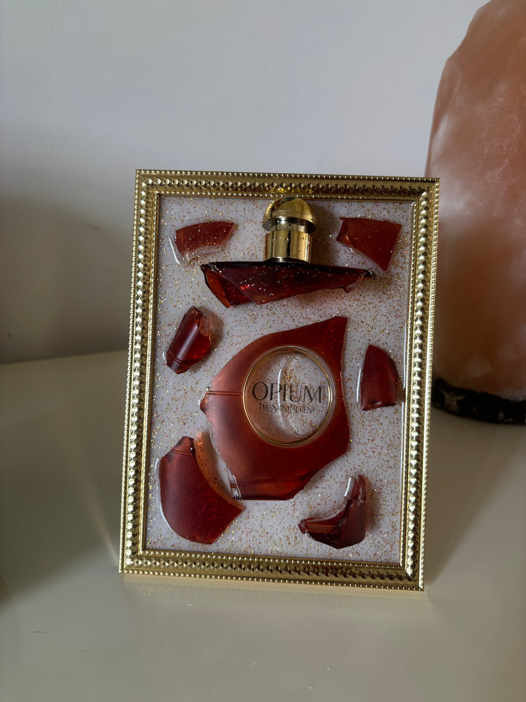 Cadre artistique Yves Saint Laurent Opium – Élégance dorée en résine