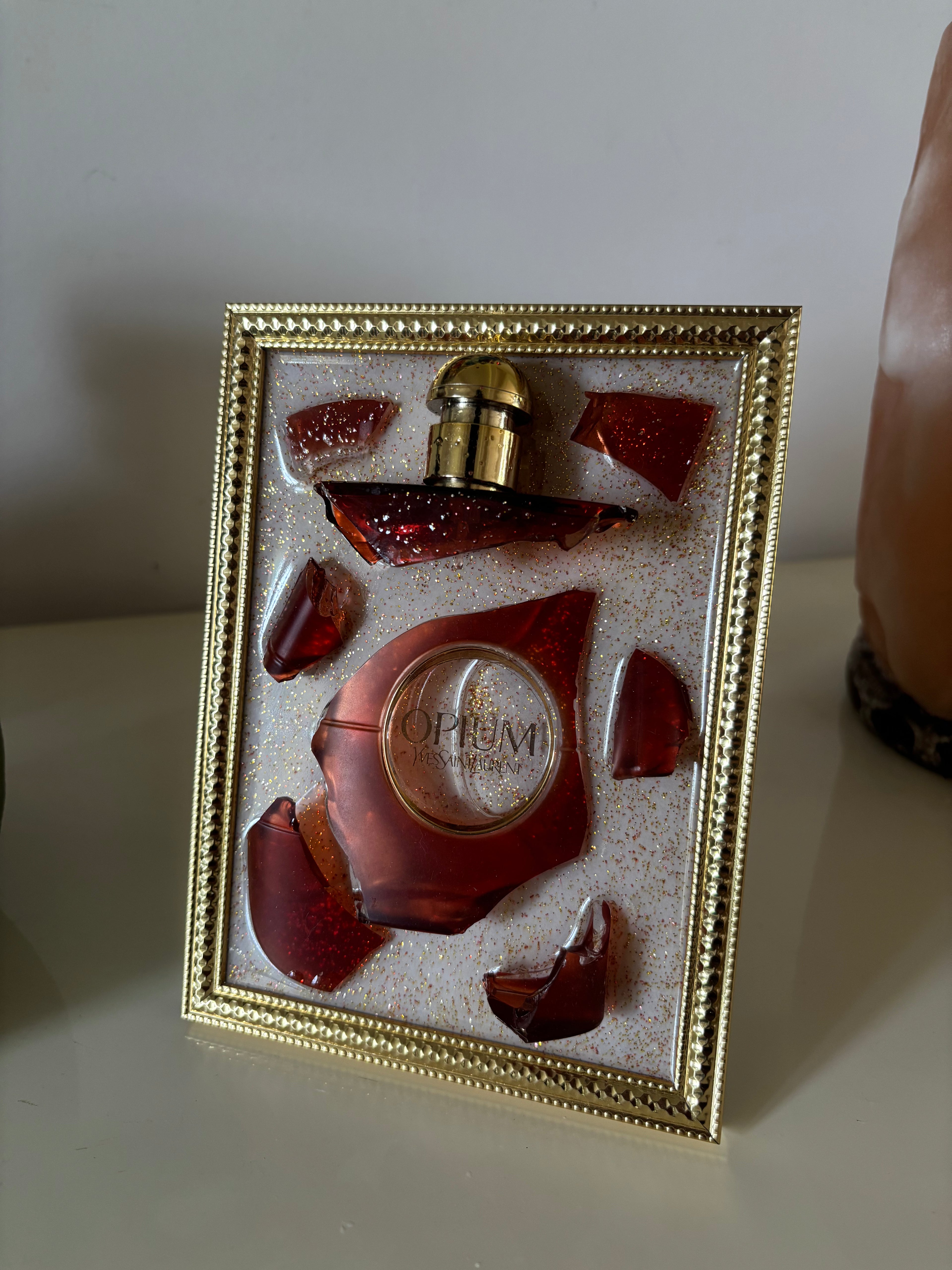 Cadre artistique Yves Saint Laurent Opium – Élégance dorée en résine