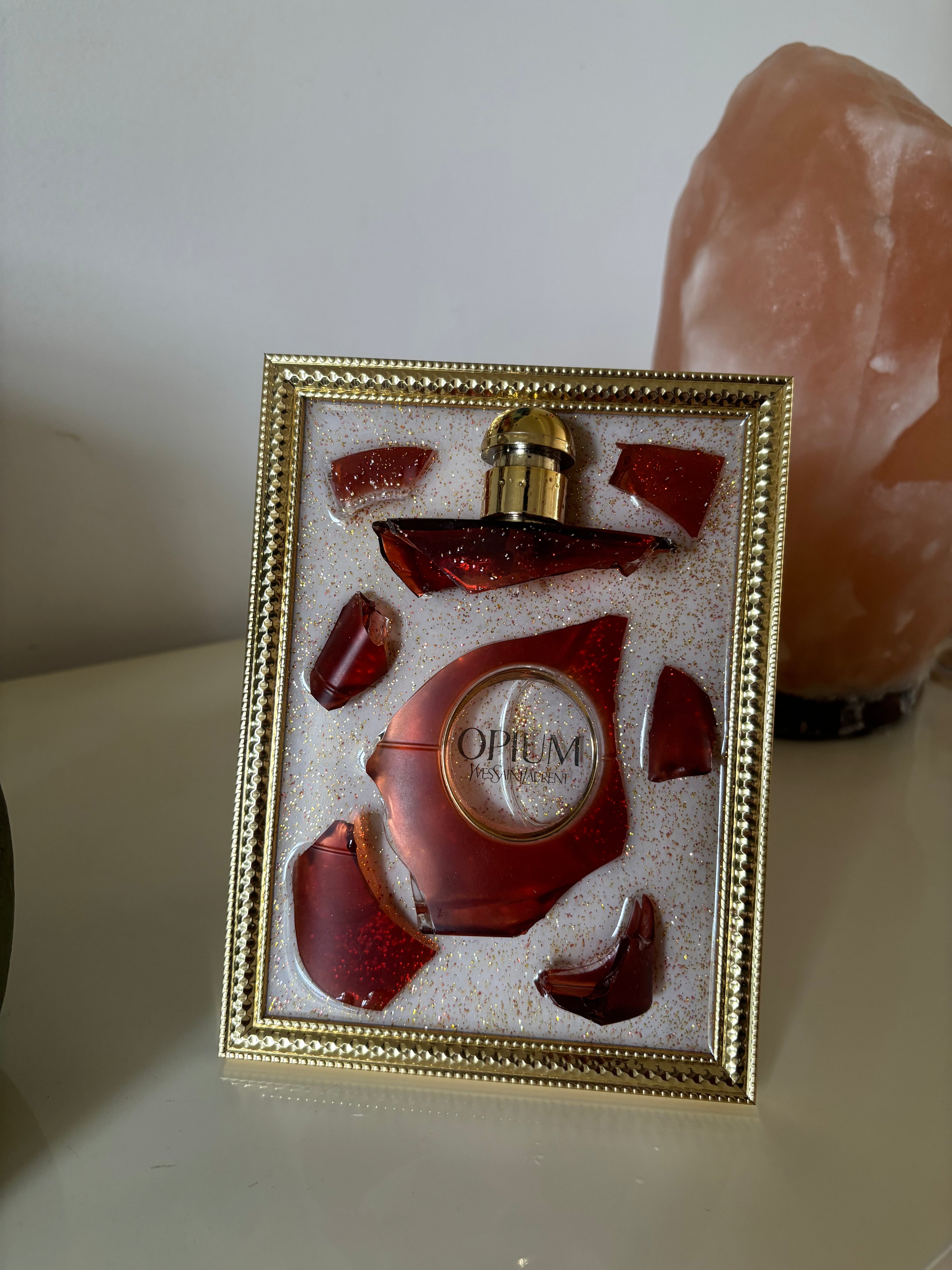 Cadre artistique Yves Saint Laurent Opium – Élégance dorée en résine